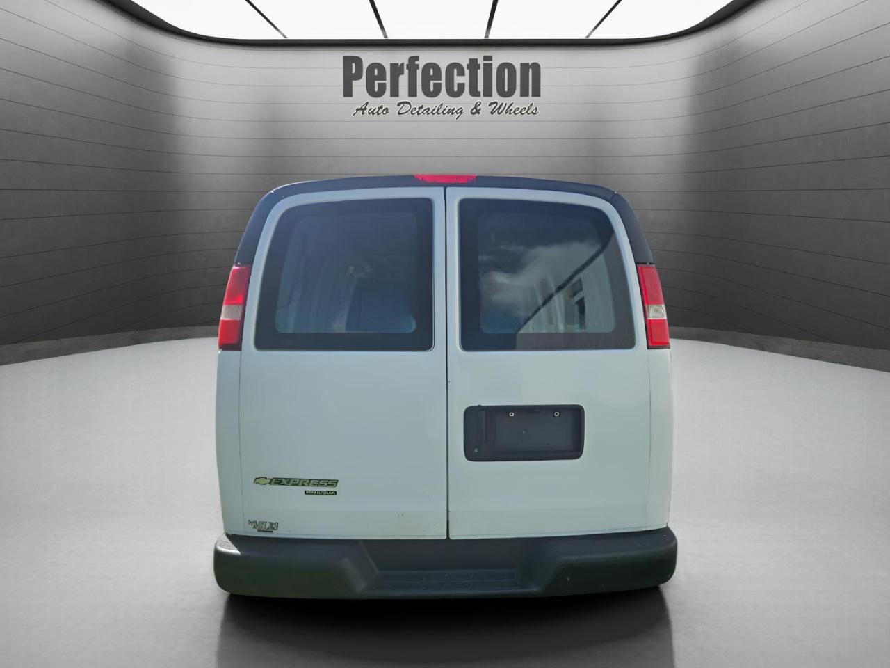 Chevrolet Express Cargo Van RWD 3500 155" 2016