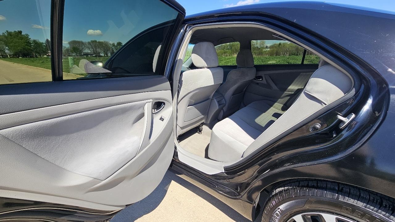 Toyota Camry 4dr Sdn I4 Man (Natl) 2010