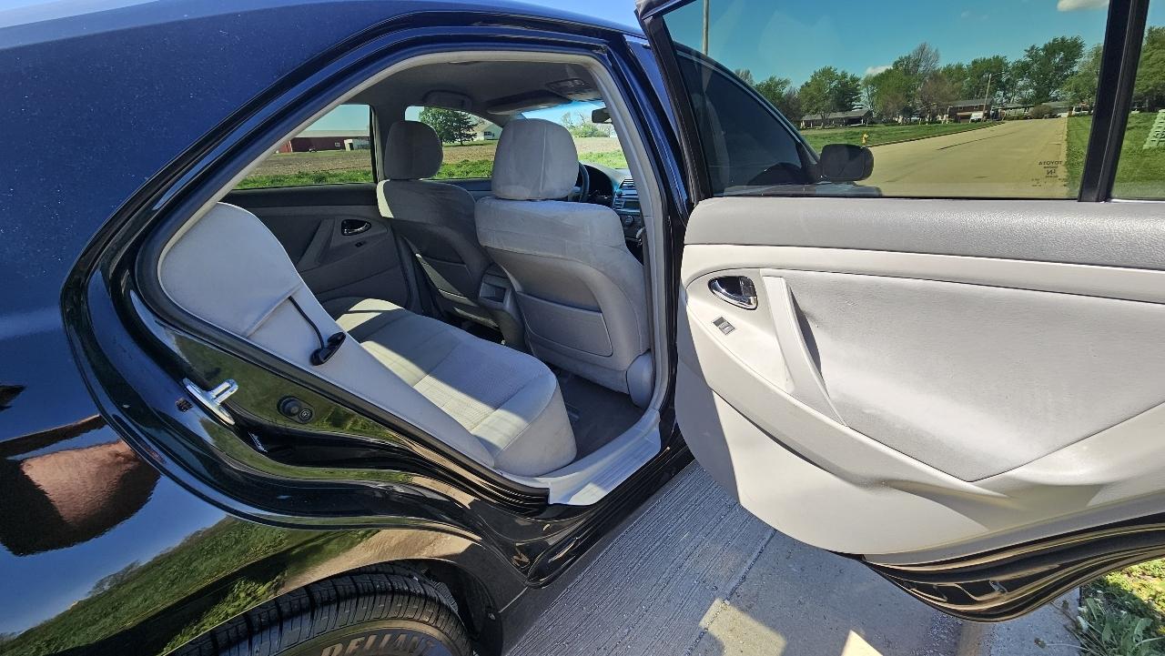 Toyota Camry 4dr Sdn I4 Man (Natl) 2010