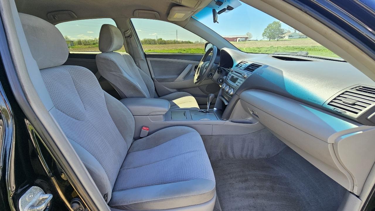 Toyota Camry 4dr Sdn I4 Man (Natl) 2010