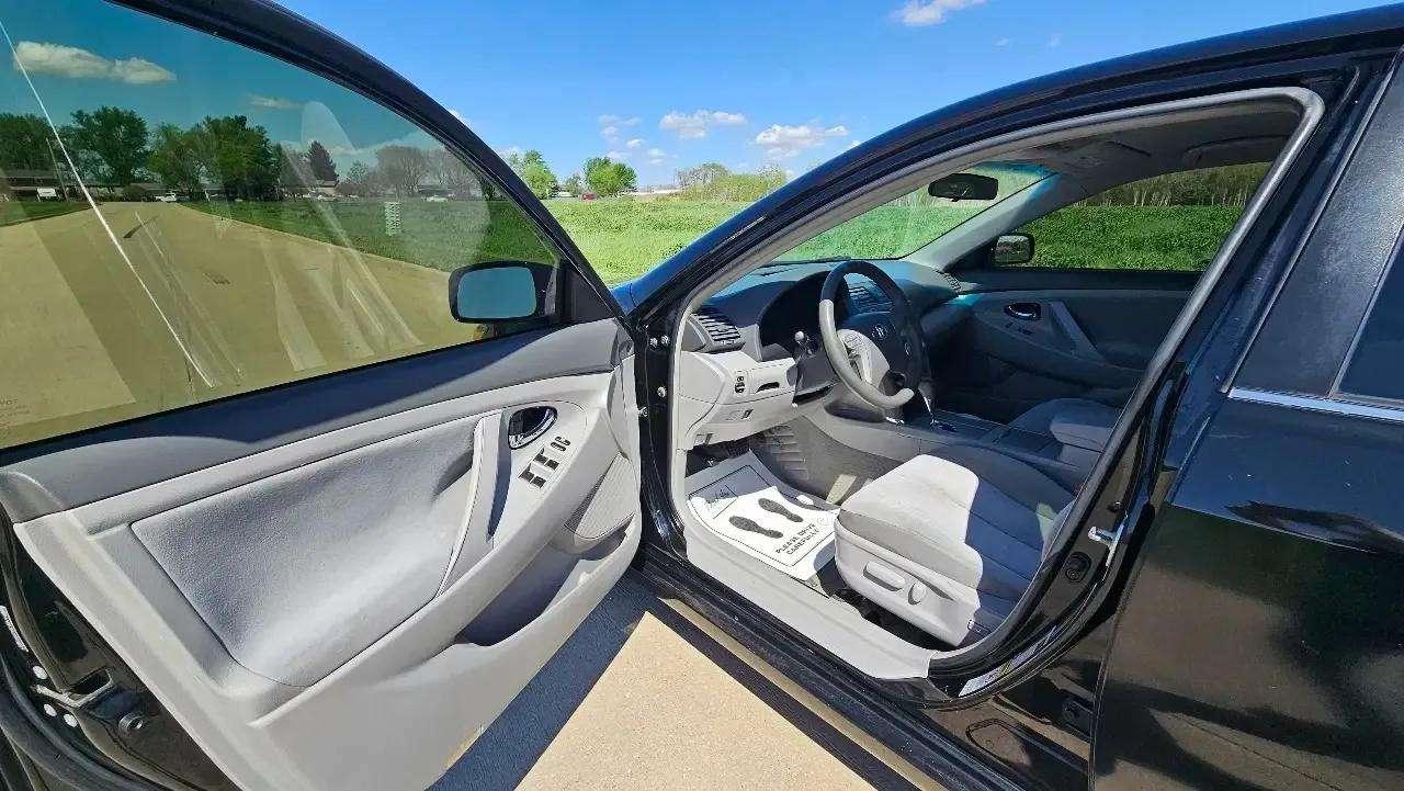 Toyota Camry 4dr Sdn I4 Man (Natl) 2010