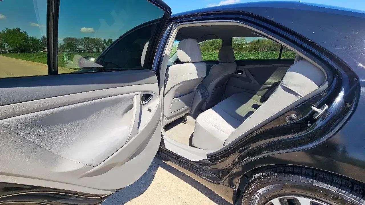 Toyota Camry 4dr Sdn I4 Man (Natl) 2010