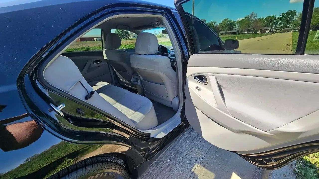 Toyota Camry 4dr Sdn I4 Man (Natl) 2010