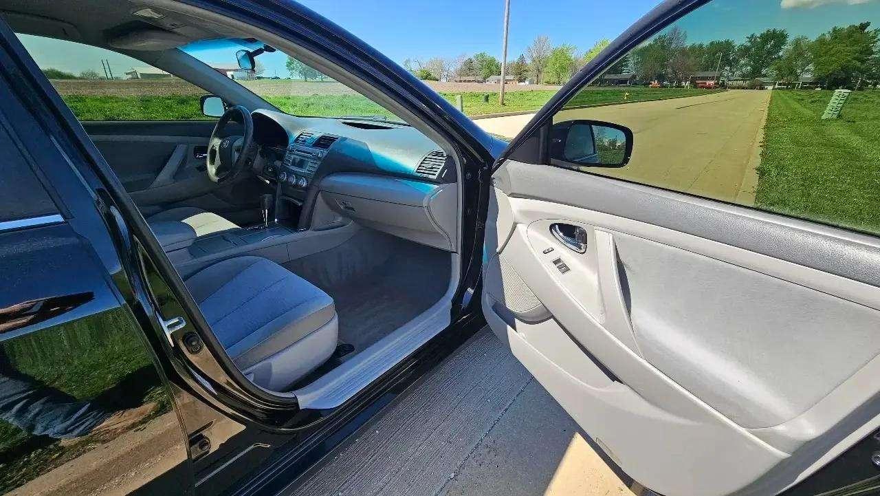 Toyota Camry 4dr Sdn I4 Man (Natl) 2010