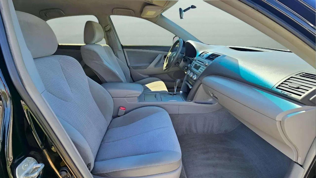 Toyota Camry 4dr Sdn I4 Man (Natl) 2010