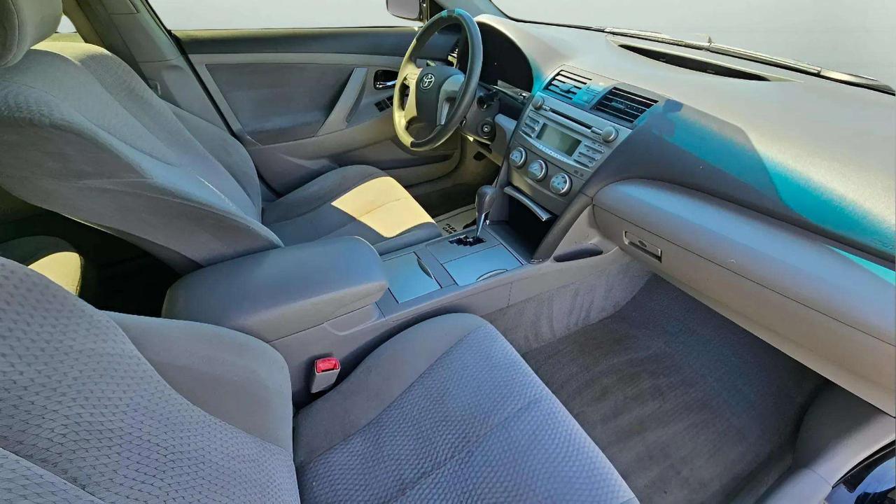 Toyota Camry 4dr Sdn I4 Man (Natl) 2010