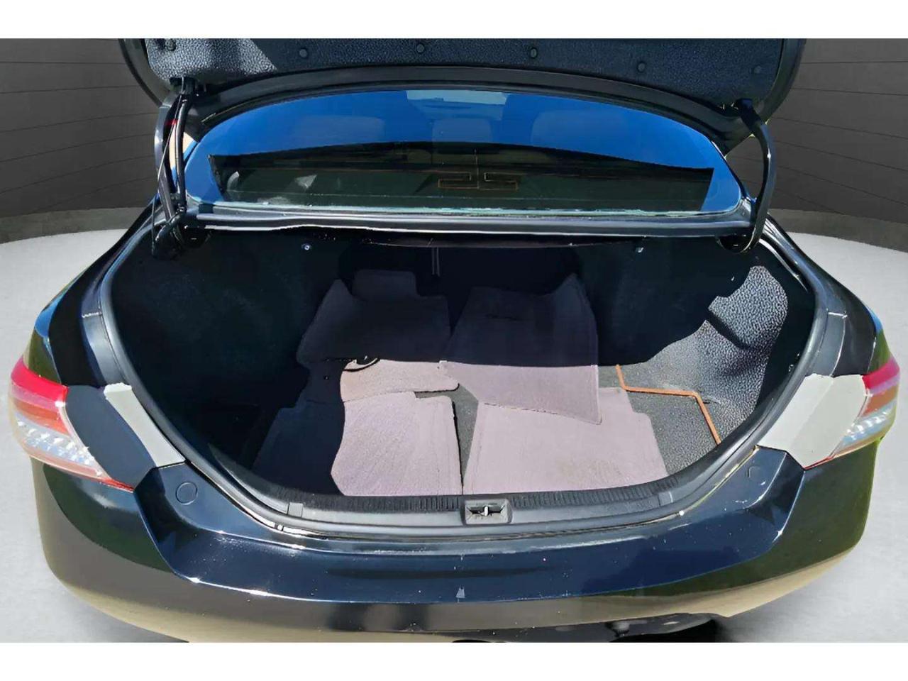 Toyota Camry 4dr Sdn I4 Man (Natl) 2010