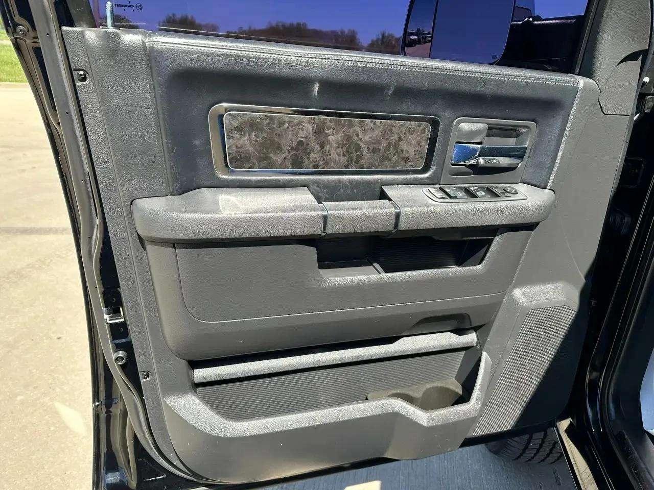 RAM 1500 4WD Crew Cab 140.5" Laramie Limited Edition 2012