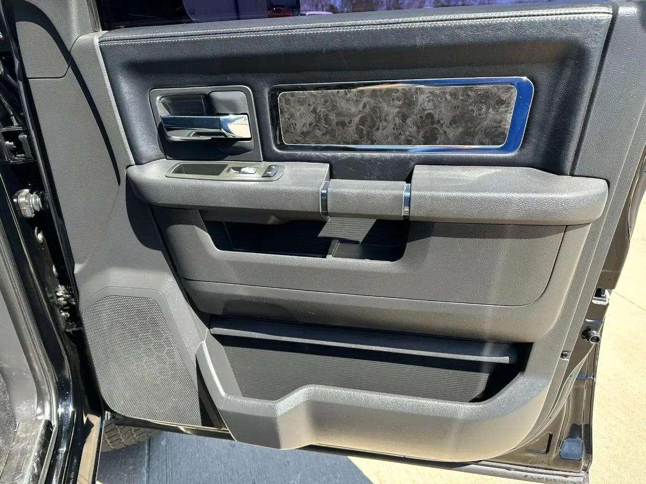 RAM 1500 4WD Crew Cab 140.5" Laramie Limited Edition 2012