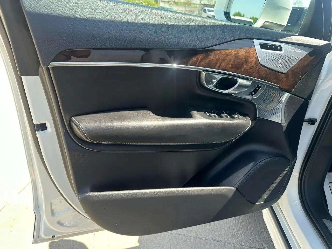 Volvo XC90 T6 - Momentum 4D SUV AWD 2017