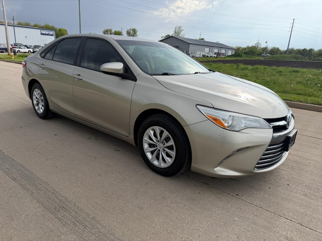 Toyota Camry 4dr Sdn I4 Auto XLE (Natl) 2015