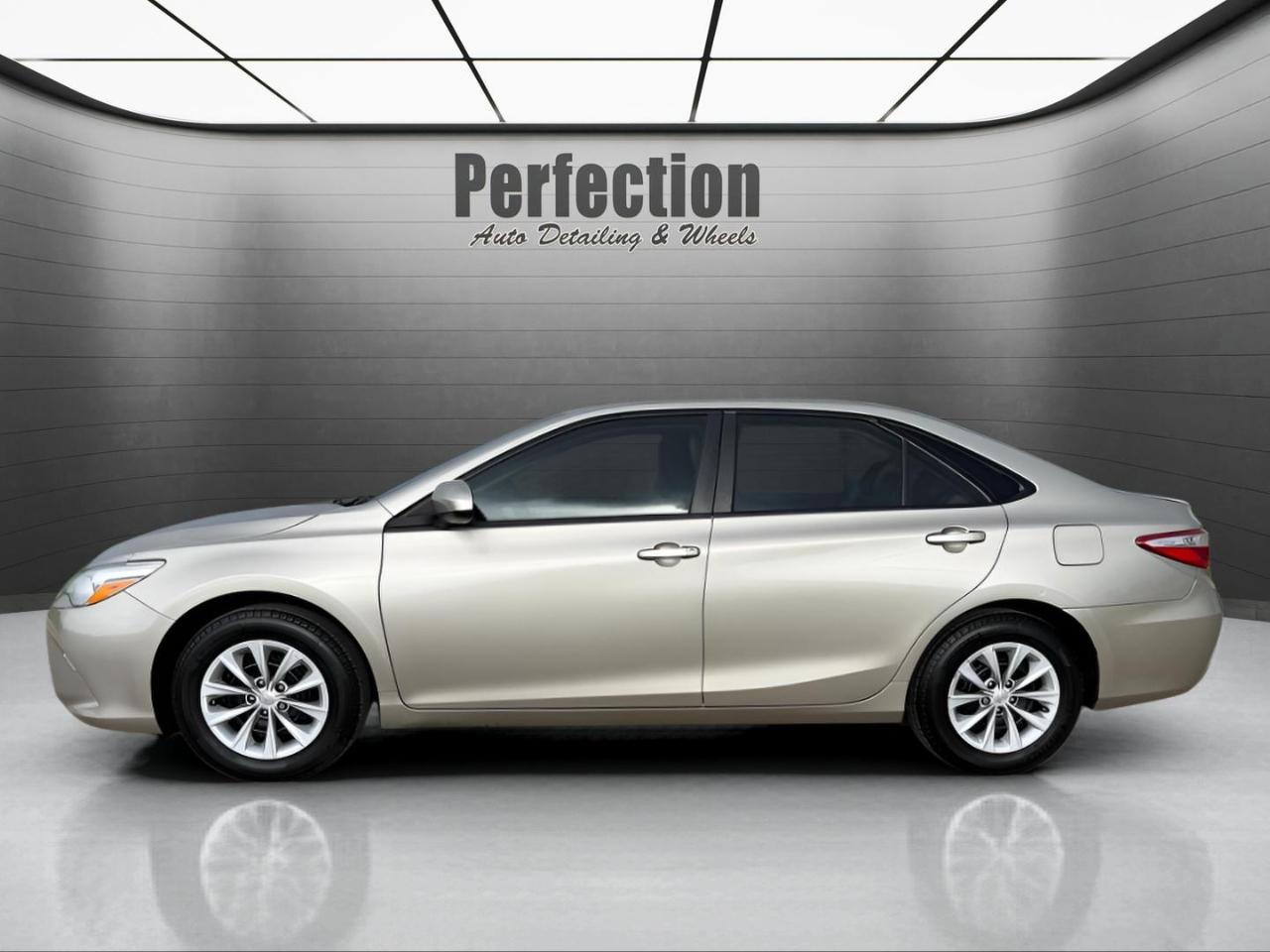 Toyota Camry 4dr Sdn I4 Auto XLE (Natl) 2015