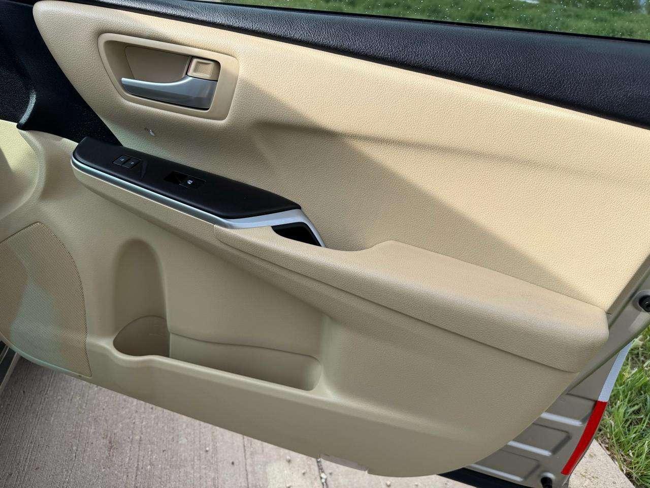 Toyota Camry 4dr Sdn I4 Auto XLE (Natl) 2015