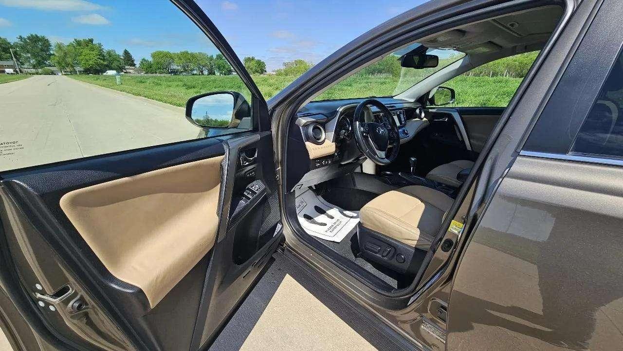 Toyota RAV4 AWD 4dr Limited (Natl) 2015