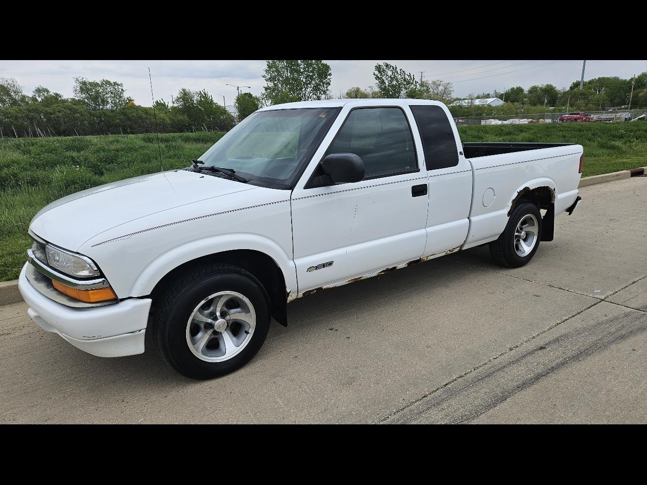 Chevrolet S-10 Ext Cab 123" WB LS 2001