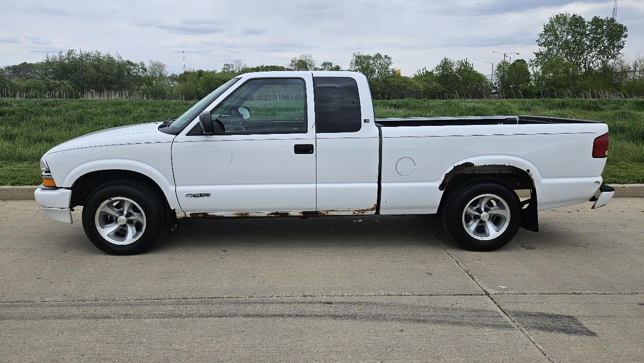 Chevrolet S-10 Ext Cab 123" WB LS 2001