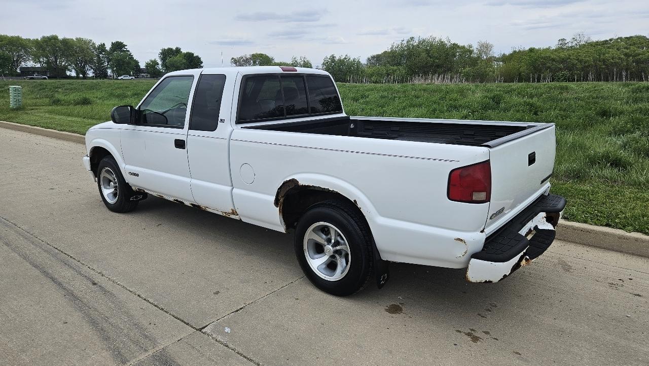 Chevrolet S-10 Ext Cab 123" WB LS 2001