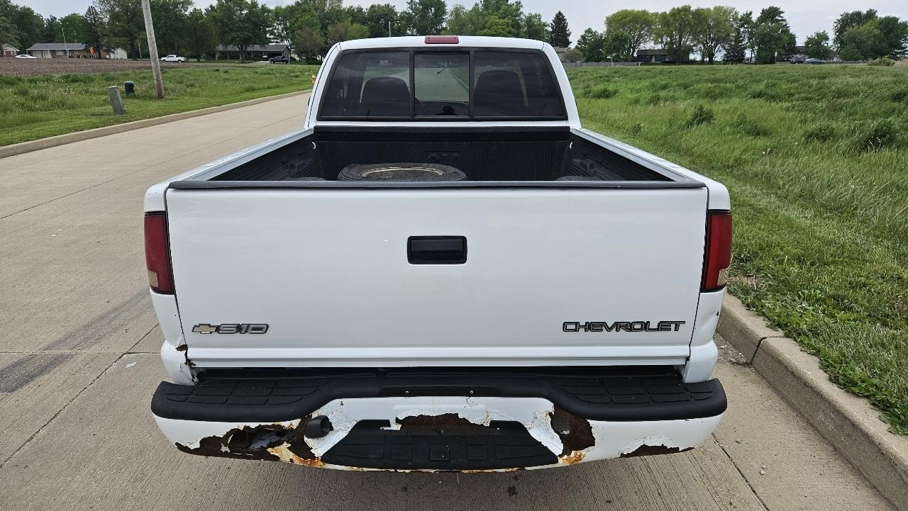 Chevrolet S-10 Ext Cab 123" WB LS 2001