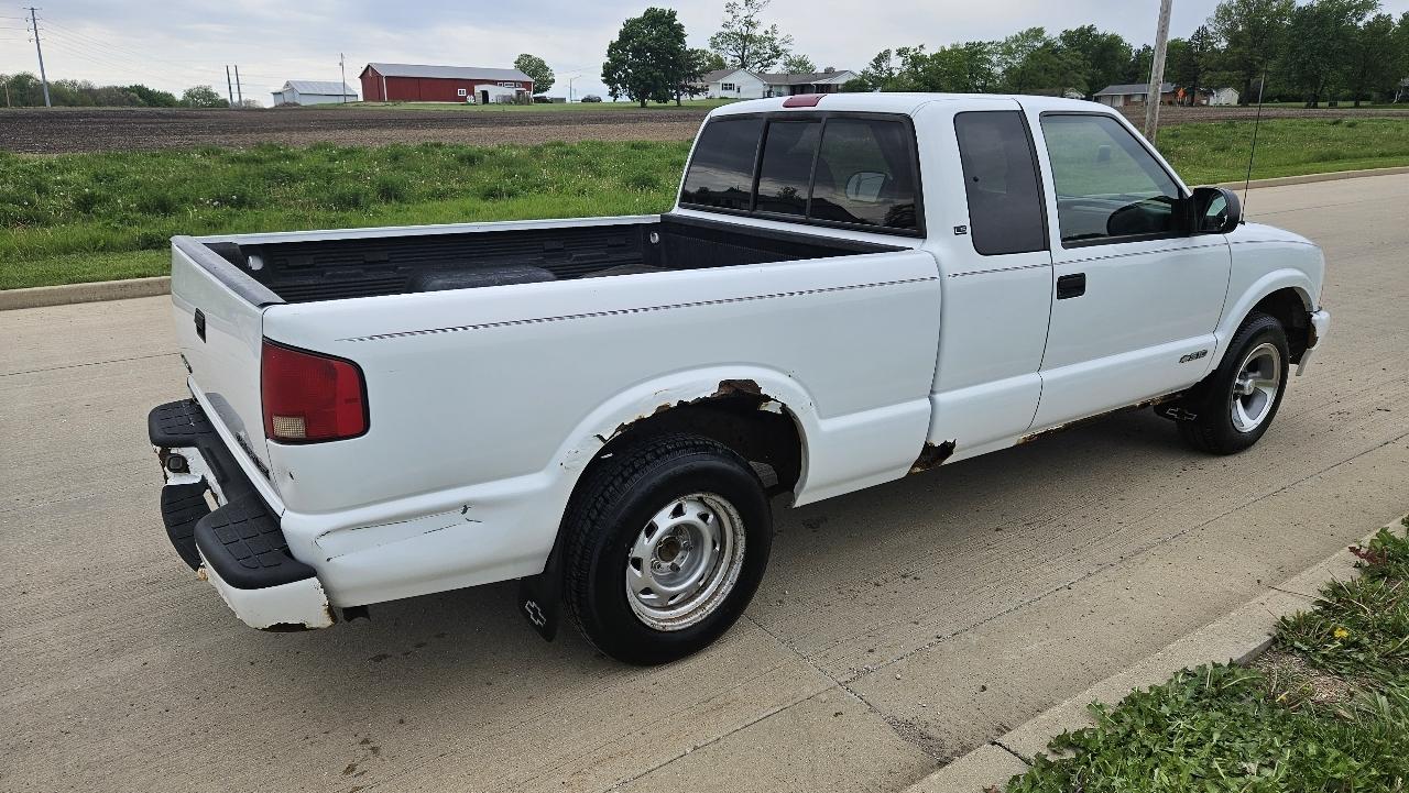 Chevrolet S-10 Ext Cab 123" WB LS 2001