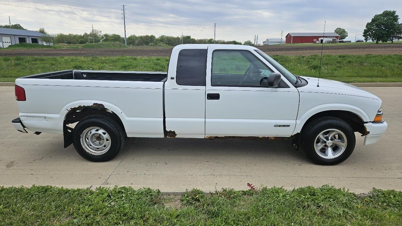 Chevrolet S-10 Ext Cab 123" WB LS 2001
