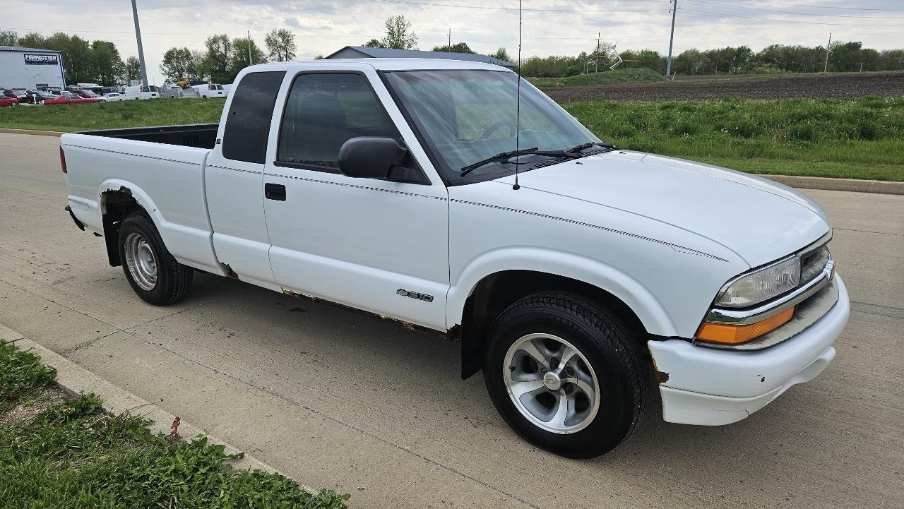 Chevrolet S-10 Ext Cab 123" WB LS 2001