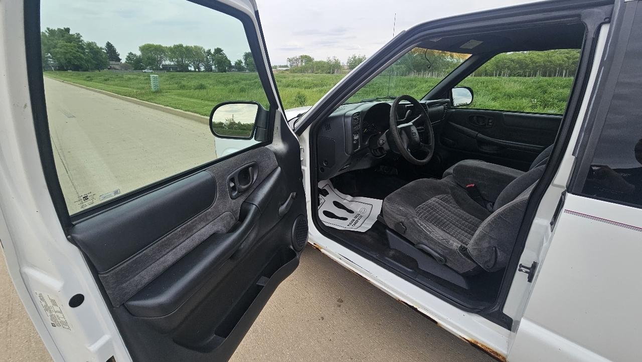 Chevrolet S-10 Ext Cab 123" WB LS 2001