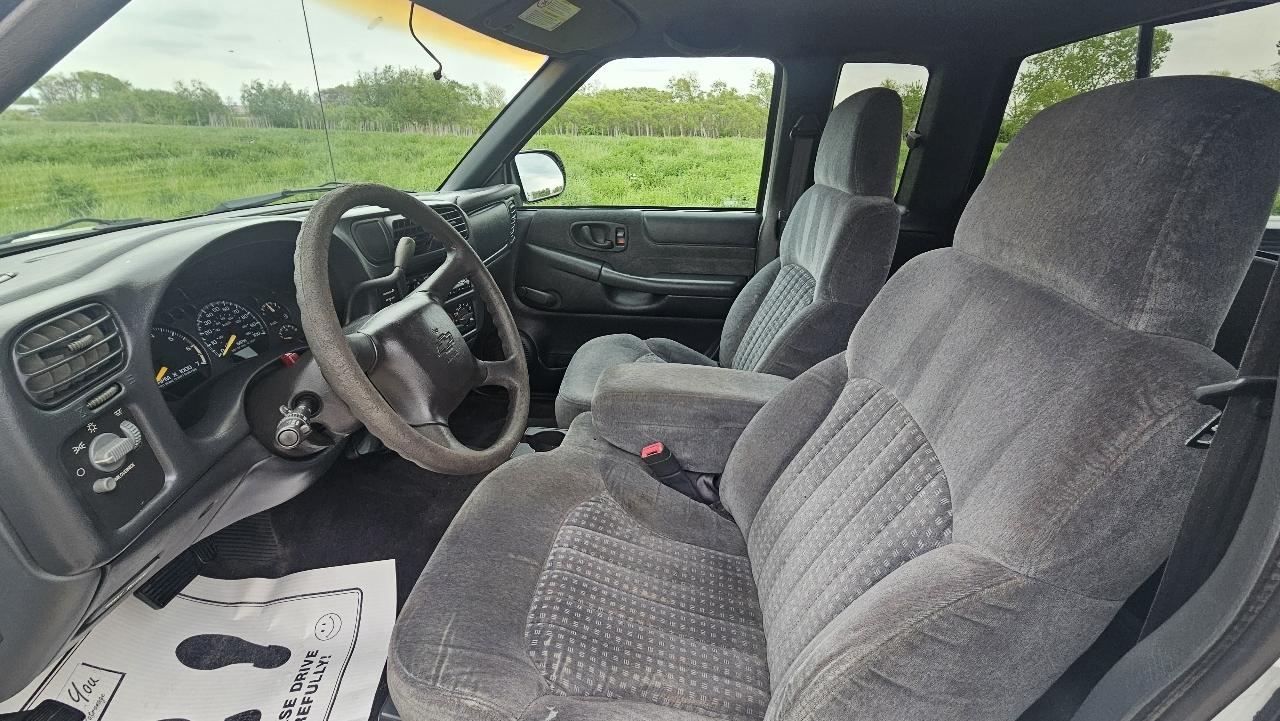 Chevrolet S-10 Ext Cab 123" WB LS 2001