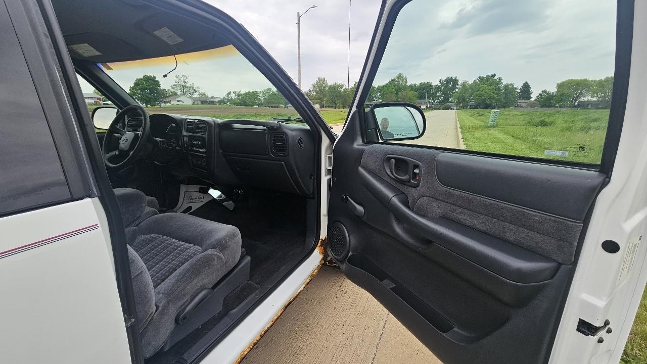 Chevrolet S-10 Ext Cab 123" WB LS 2001