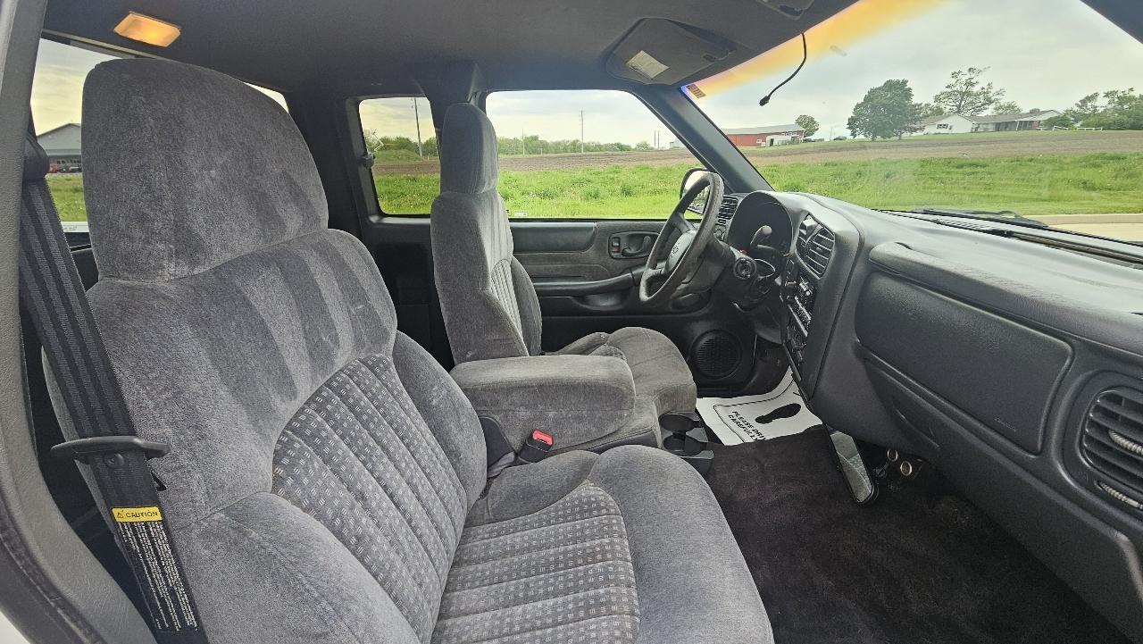 Chevrolet S-10 Ext Cab 123" WB LS 2001