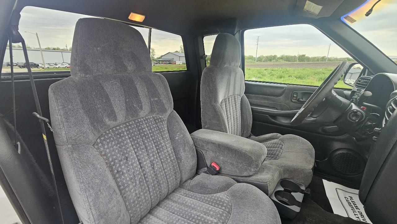 Chevrolet S-10 Ext Cab 123" WB LS 2001