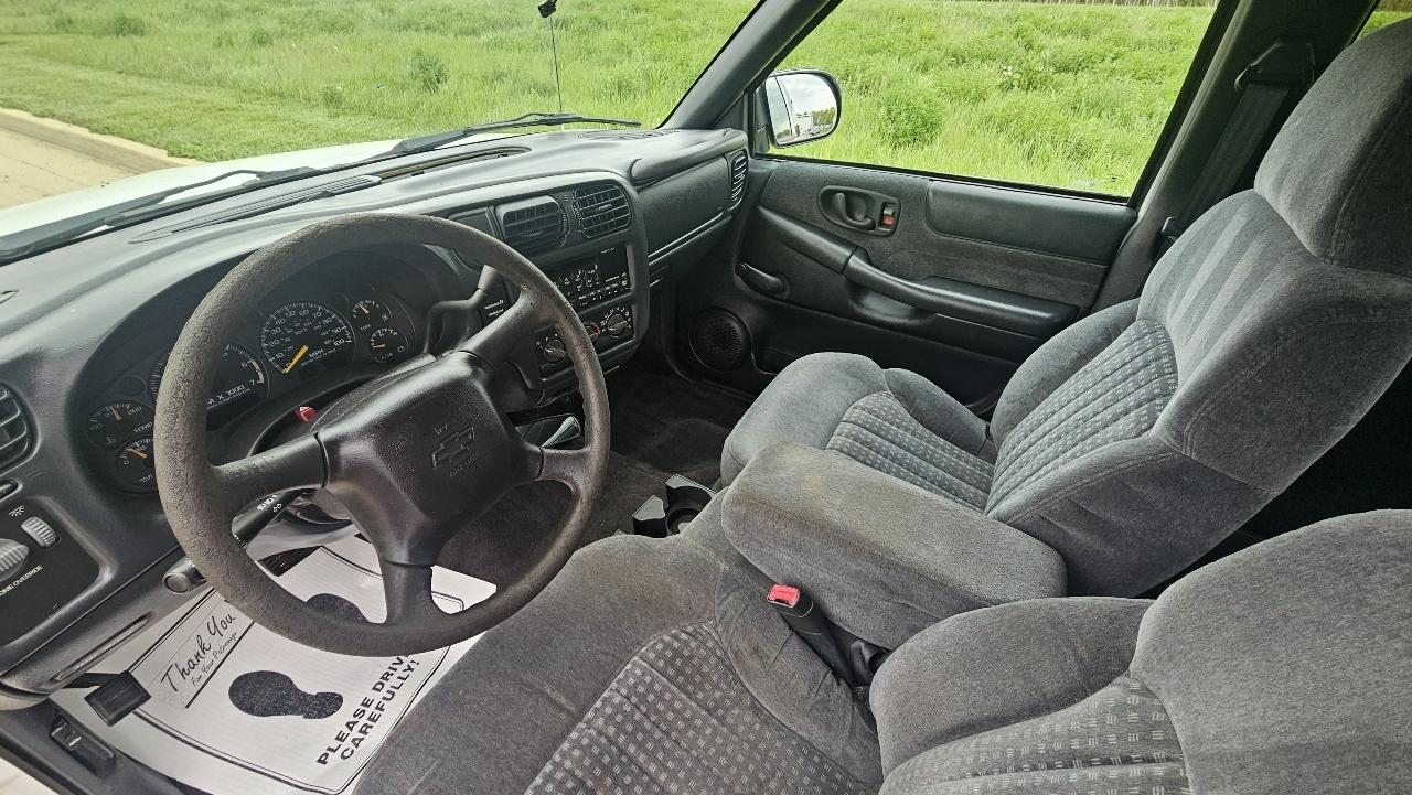 Chevrolet S-10 Ext Cab 123" WB LS 2001