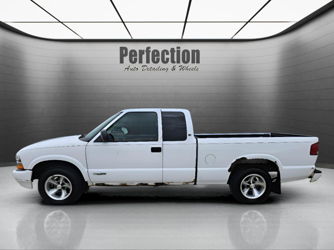 Chevrolet S-10 Ext Cab 123" WB LS 2001