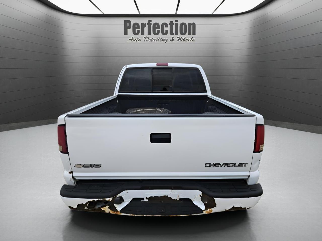 Chevrolet S-10 Ext Cab 123" WB LS 2001