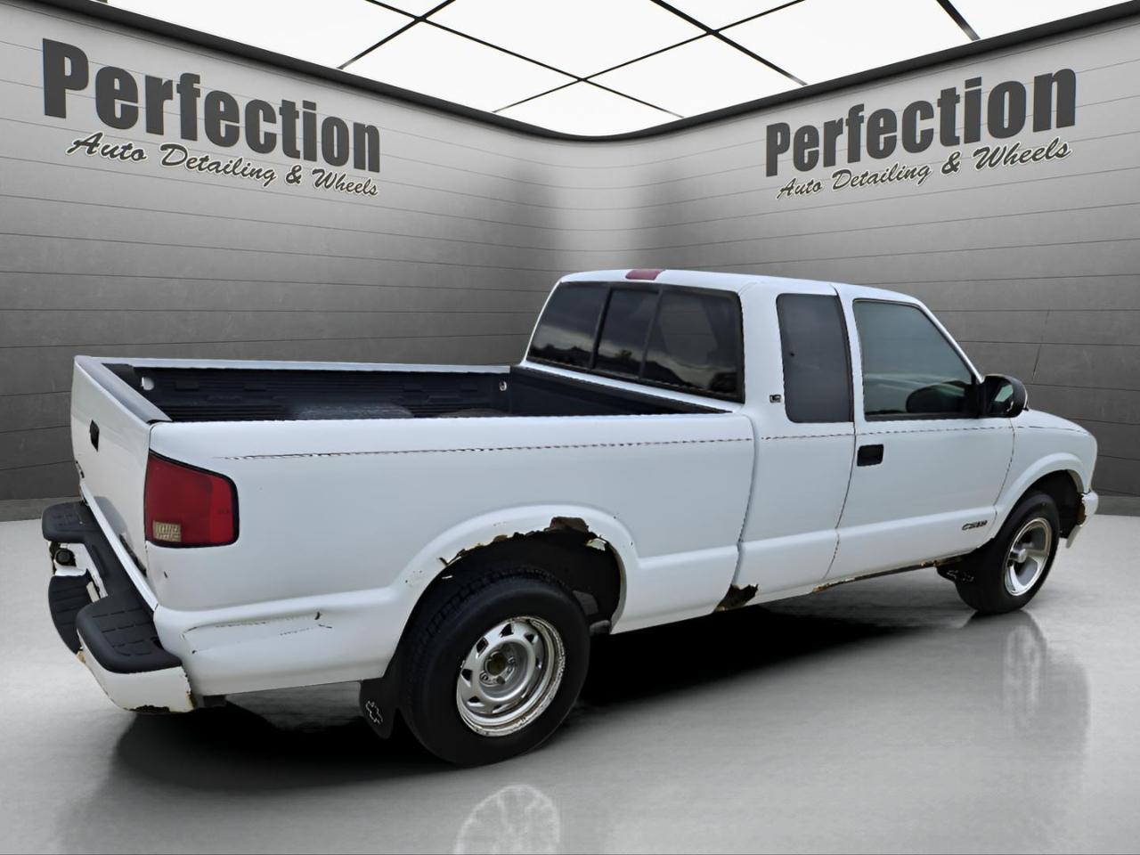 Chevrolet S-10 Ext Cab 123" WB LS 2001