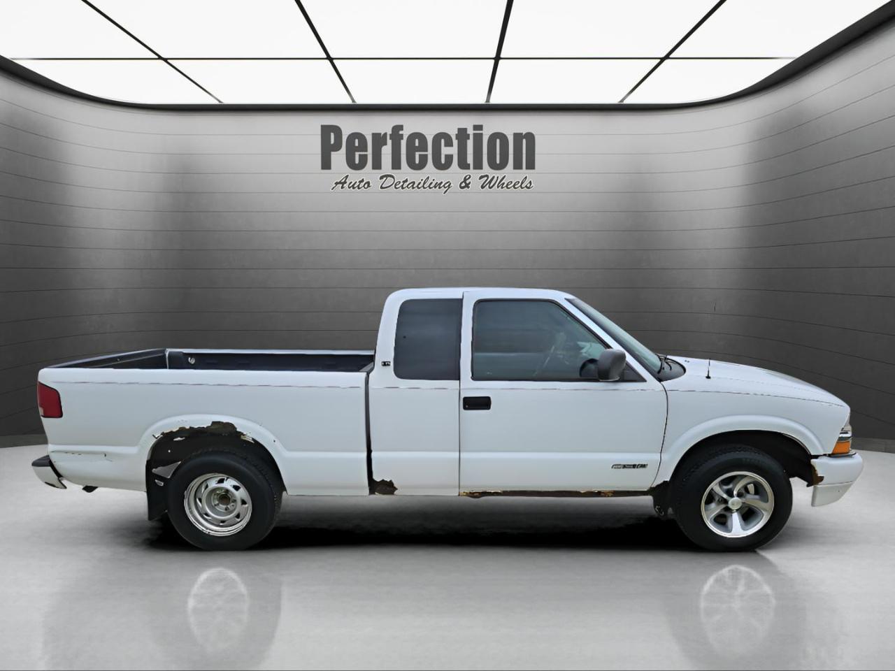 Chevrolet S-10 Ext Cab 123" WB LS 2001