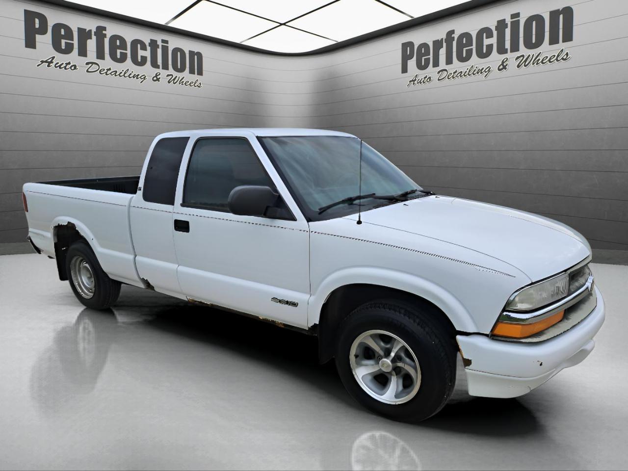 Chevrolet S-10 Ext Cab 123" WB LS 2001