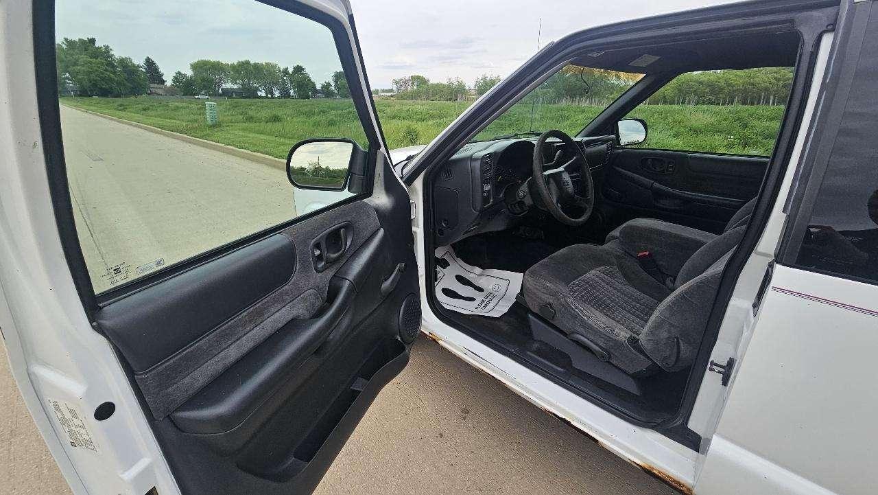 Chevrolet S-10 Ext Cab 123" WB LS 2001
