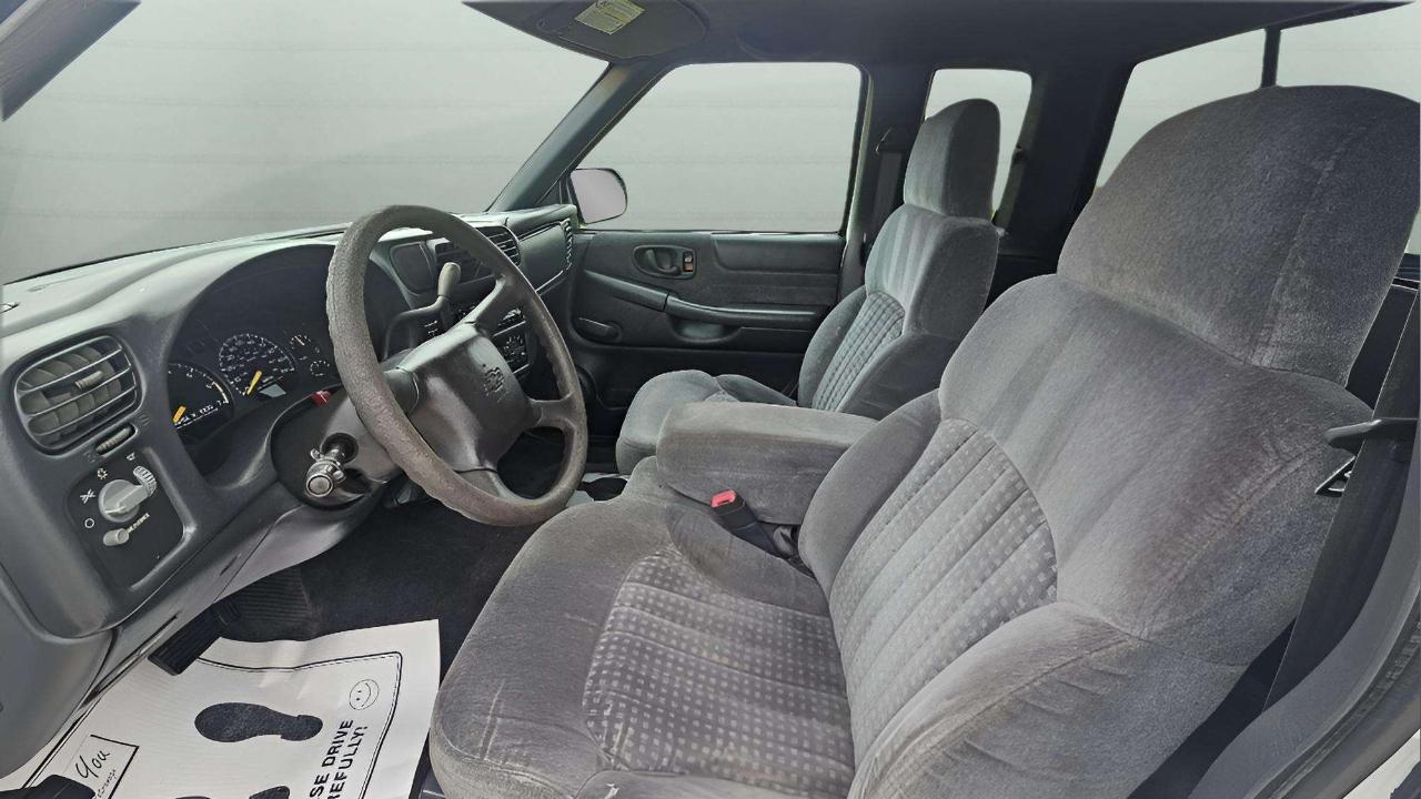 Chevrolet S-10 Ext Cab 123" WB LS 2001