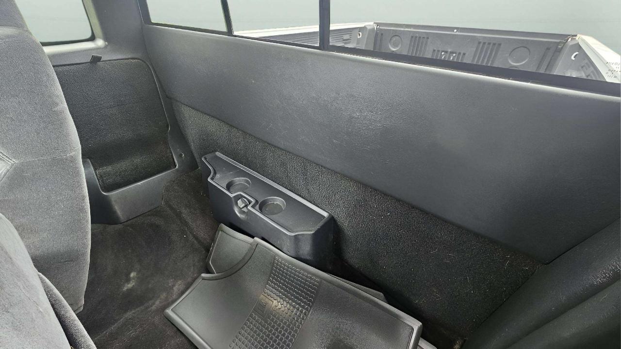 Chevrolet S-10 Ext Cab 123" WB LS 2001