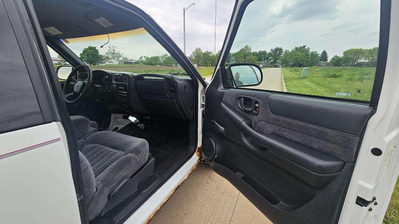 Chevrolet S-10 Ext Cab 123" WB LS 2001