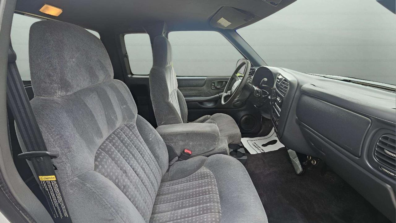 Chevrolet S-10 Ext Cab 123" WB LS 2001