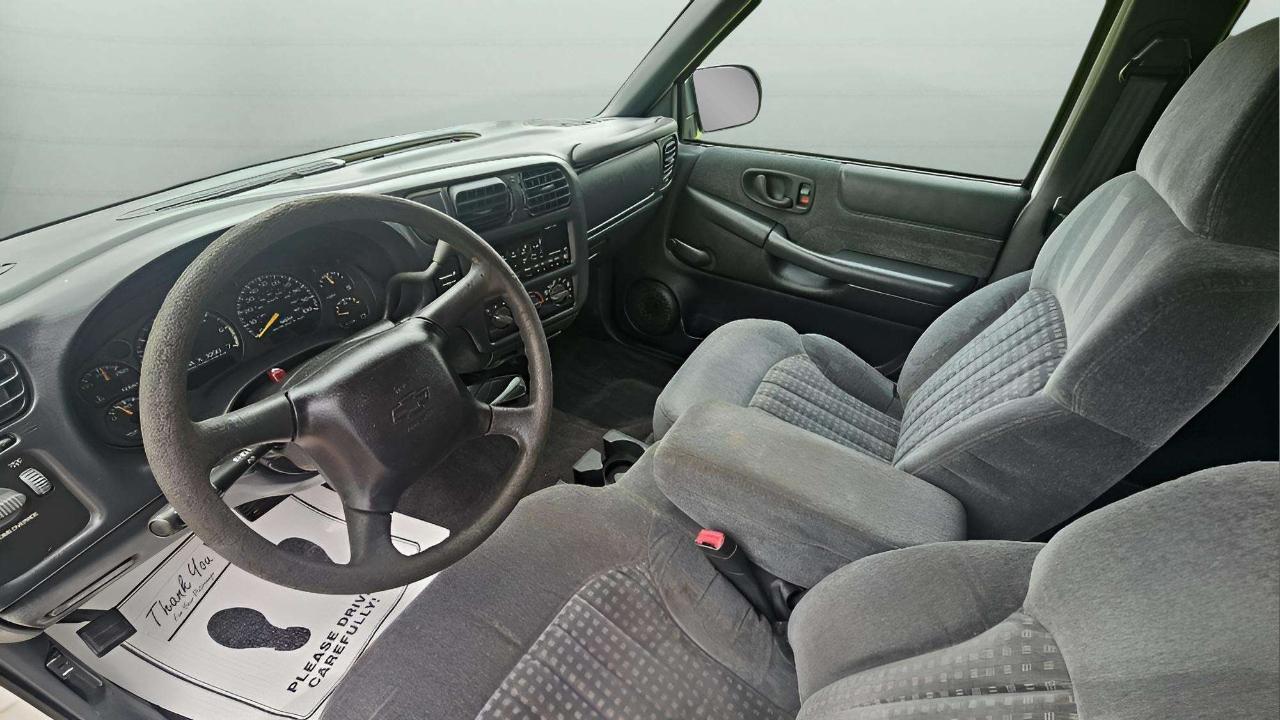 Chevrolet S-10 Ext Cab 123" WB LS 2001