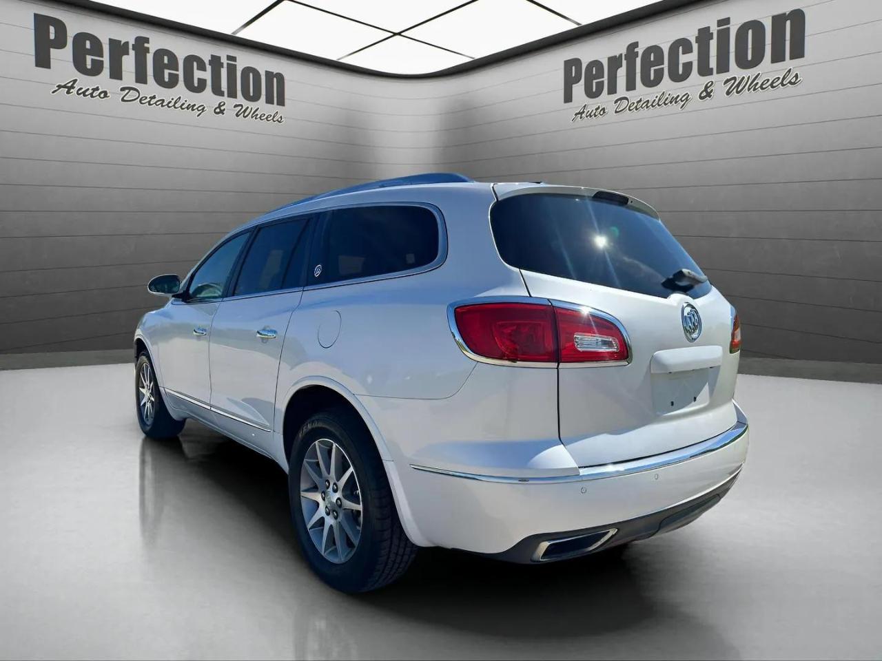 Buick Enclave FWD 4dr Leather 2017