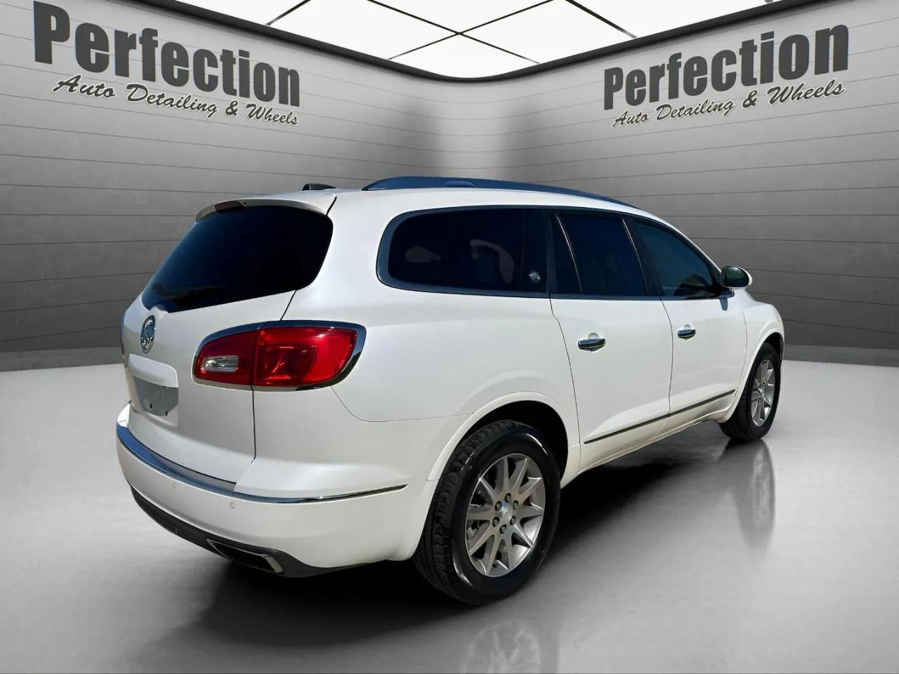 Buick Enclave FWD 4dr Leather 2017