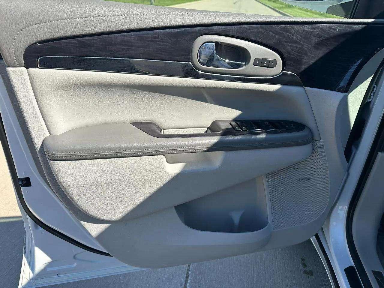 Buick Enclave FWD 4dr Leather 2017