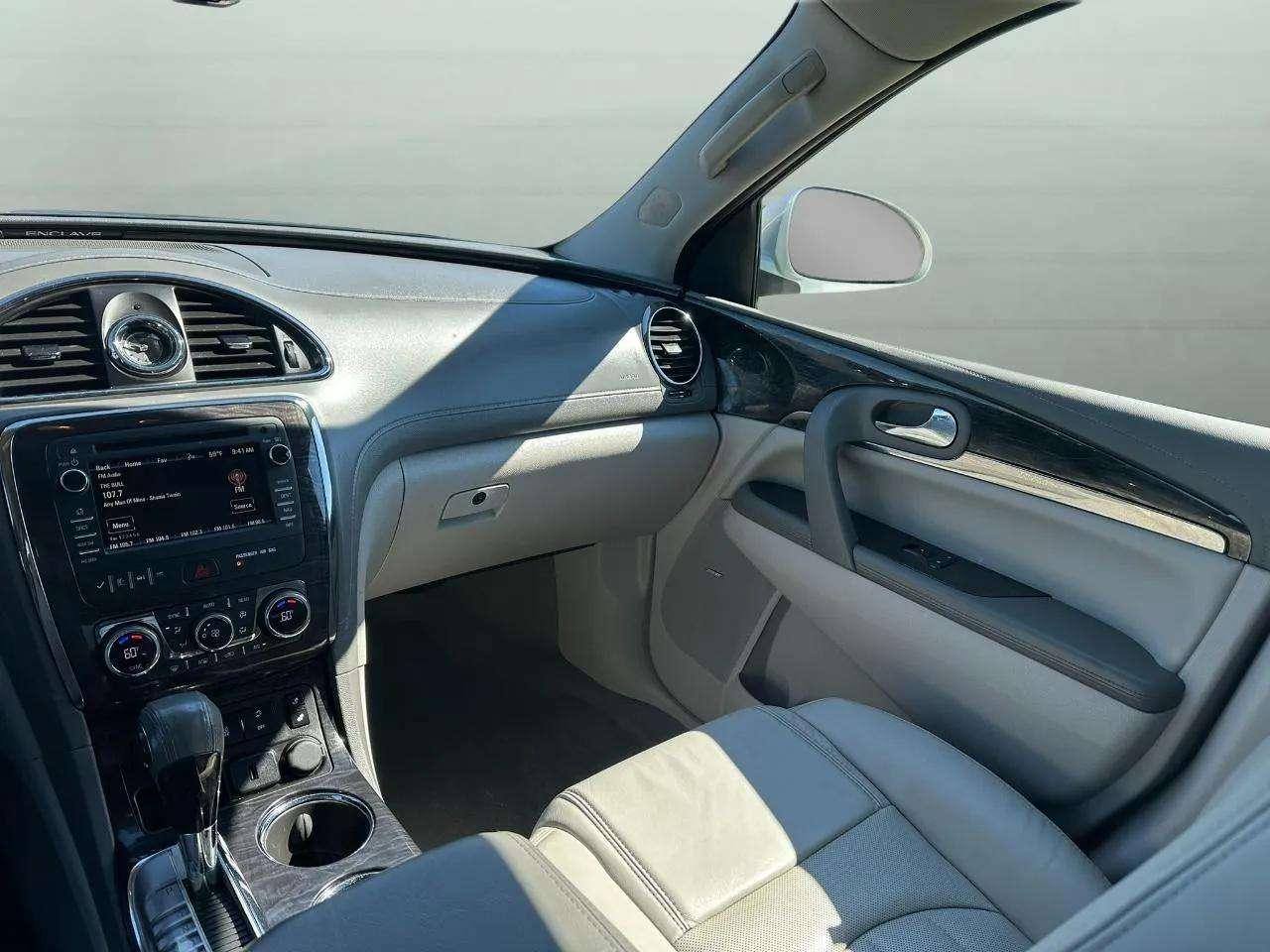 Buick Enclave FWD 4dr Leather 2017