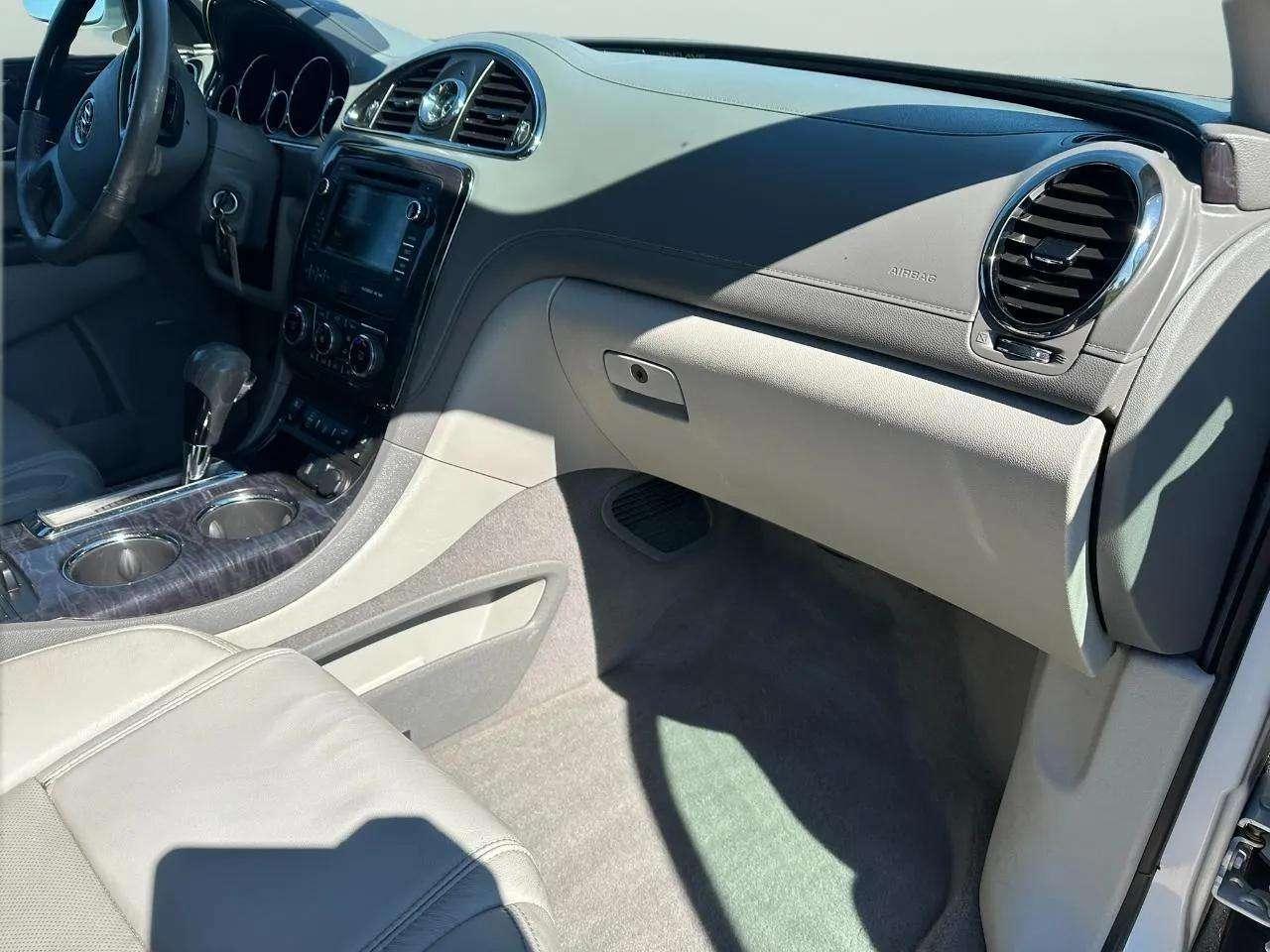 Buick Enclave FWD 4dr Leather 2017