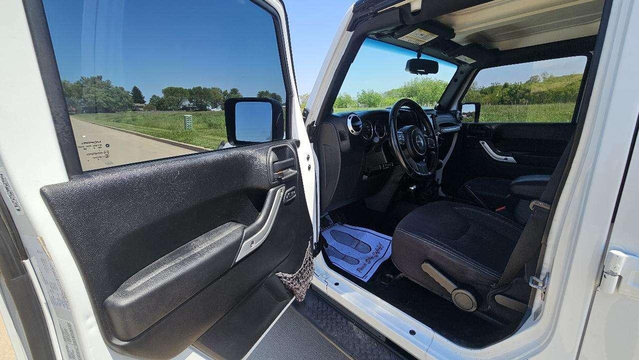 Jeep Wrangler Unlimited 4WD 4dr Sahara 2013
