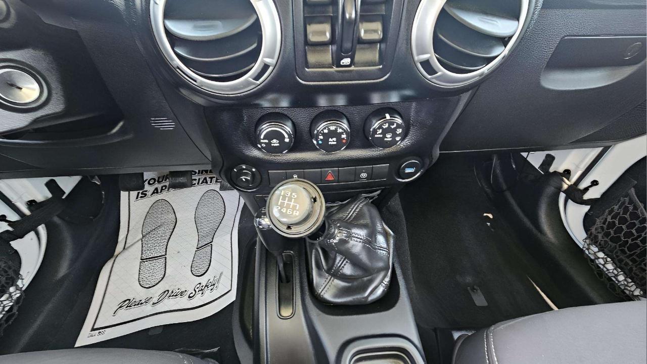 Jeep Wrangler Unlimited 4WD 4dr Sahara 2013