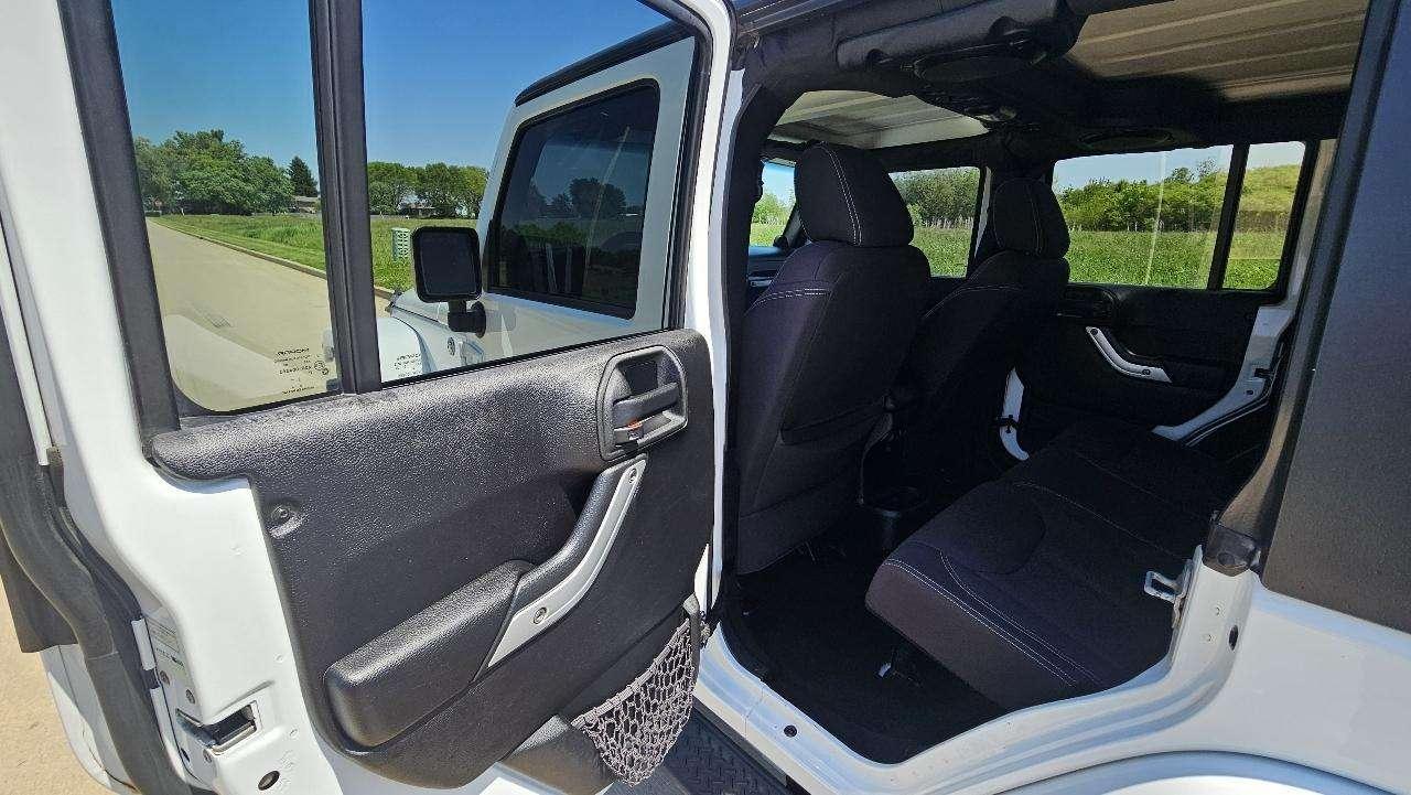 Jeep Wrangler Unlimited 4WD 4dr Sahara 2013